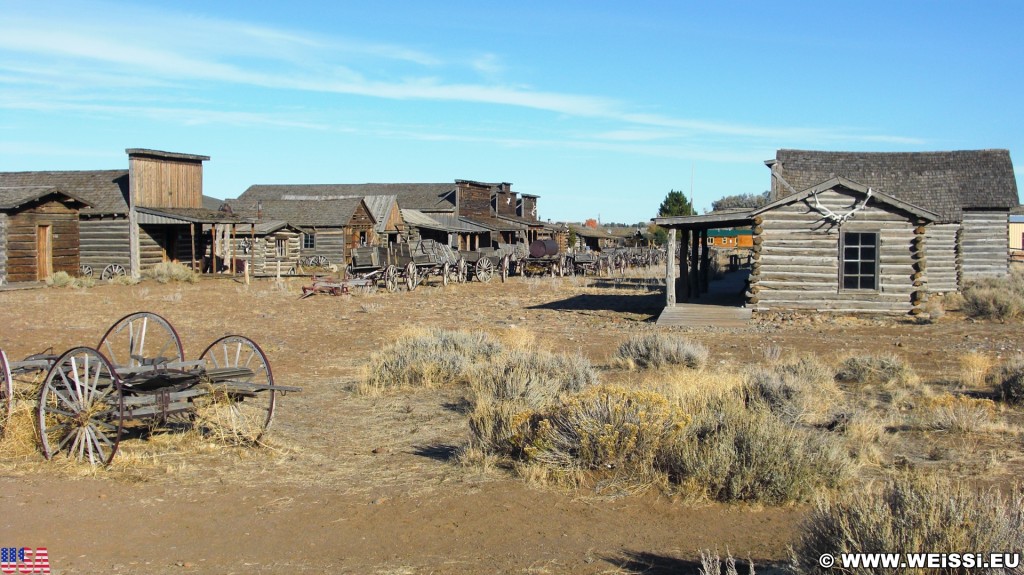 Old Trail Town. Old Trail Town - Museum of the Old West. - Gebäude, Holzhaus, Holzhütte, Wild West, Old Trail Town, Museum of the Old West, Wilder Westen, Holzwagen, Pferdekarre, Leiterwagen - (Cody, Wyoming, Vereinigte Staaten)