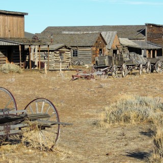 Old Trail Town. Old Trail Town - Museum of the Old West. - Gebäude, Holzhaus, Holzhütte, Wild West, Old Trail Town, Museum of the Old West, Wilder Westen, Holzwagen, Pferdekarre, Leiterwagen - (Cody, Wyoming, Vereinigte Staaten)