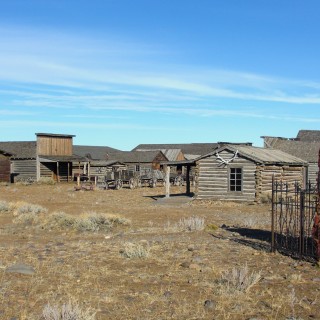 Old Trail Town. Old Trail Town - Museum of the Old West. - Gebäude, Statue, Holzhaus, Holzhütte, Wild West, Old Trail Town, Museum of the Old West, Wilder Westen, Liver-Eating Johnson - (Cody, Wyoming, Vereinigte Staaten)