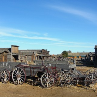 Old Trail Town. Old Trail Town - Museum of the Old West. - Gebäude, Holzhaus, Holzhütte, Wild West, Old Trail Town, Museum of the Old West, Wilder Westen, Holzwagen, Pferdekarre, Leiterwagen - (Cody, Wyoming, Vereinigte Staaten)