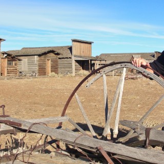 Old Trail Town. Old Trail Town - Museum of the Old West. - Gebäude, Holzhaus, Holzhütte, Wild West, Old Trail Town, Museum of the Old West, Wilder Westen, Holzwagen, Pferdekarre, Leiterwagen - WEISSINGER Andreas - (Cody, Wyoming, Vereinigte Staaten)