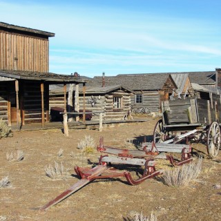 Old Trail Town. Old Trail Town - Museum of the Old West. - Gebäude, Holzhaus, Holzhütte, Wild West, Old Trail Town, Museum of the Old West, Wilder Westen, Holzwagen, Pferdekarre, Leiterwagen - (Cody, Wyoming, Vereinigte Staaten)