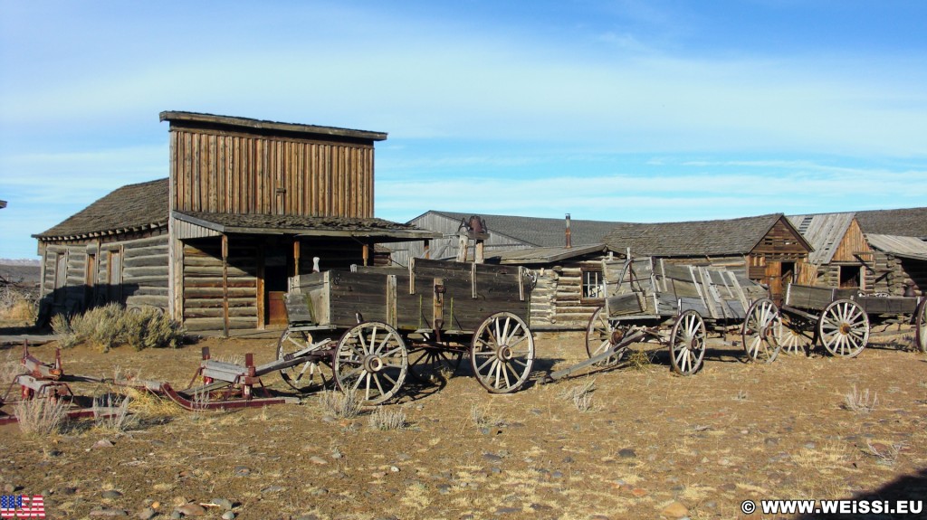 Old Trail Town. Old Trail Town - Museum of the Old West. - Gebäude, Holzhaus, Holzhütte, Wild West, Old Trail Town, Museum of the Old West, Wilder Westen, Holzwagen, Pferdekarre, Leiterwagen - (Cody, Wyoming, Vereinigte Staaten)