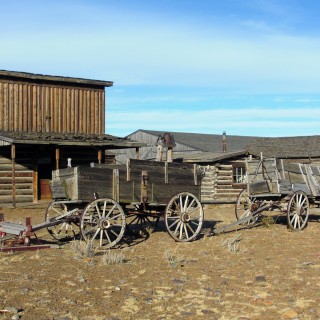 Old Trail Town. Old Trail Town - Museum of the Old West. - Gebäude, Holzhaus, Holzhütte, Wild West, Old Trail Town, Museum of the Old West, Wilder Westen, Holzwagen, Pferdekarre, Leiterwagen - (Cody, Wyoming, Vereinigte Staaten)