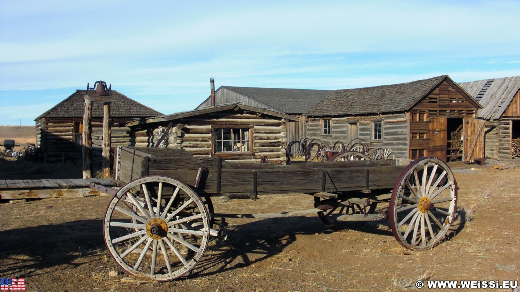 Old Trail Town. Old Trail Town - Museum of the Old West. - Gebäude, Holzhaus, Holzhütte, Wild West, Old Trail Town, Museum of the Old West, Wilder Westen, Holzwagen, Pferdekarre, Leiterwagen - (Cody, Wyoming, Vereinigte Staaten)