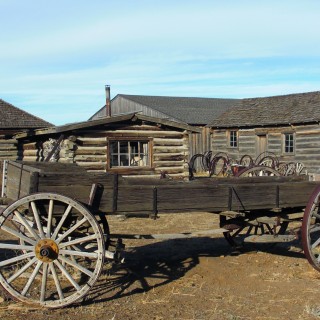 Old Trail Town. Old Trail Town - Museum of the Old West. - Gebäude, Holzhaus, Holzhütte, Wild West, Old Trail Town, Museum of the Old West, Wilder Westen, Holzwagen, Pferdekarre, Leiterwagen - (Cody, Wyoming, Vereinigte Staaten)