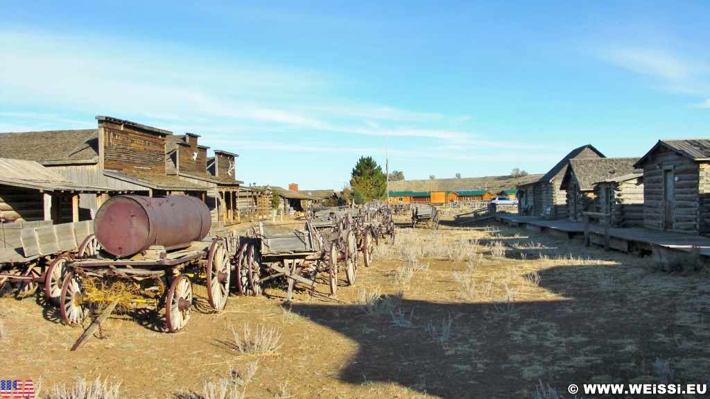 Old Trail Town. Old Trail Town - Museum of the Old West. - Gebäude, Holzhaus, Holzhütte, Wild West, Old Trail Town, Museum of the Old West, Wilder Westen, Holzwagen, Pferdekarre, Leiterwagen - (Cody, Wyoming, Vereinigte Staaten)