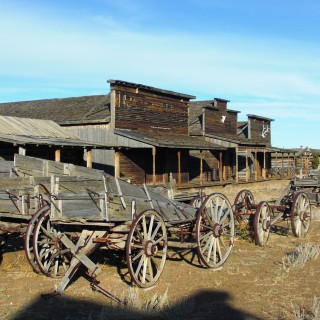 Old Trail Town. Old Trail Town - Museum of the Old West. - Gebäude, Holzhaus, Holzhütte, Wild West, Old Trail Town, Museum of the Old West, Wilder Westen, Holzwagen, Pferdekarre, Leiterwagen - (Cody, Wyoming, Vereinigte Staaten)