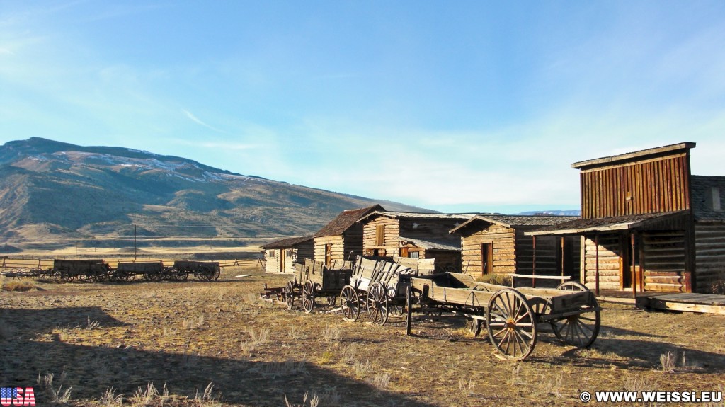 Old Trail Town. Old Trail Town - Museum of the Old West. - Gebäude, Holzhaus, Holzhütte, Wild West, Old Trail Town, Museum of the Old West, Wilder Westen, Holzwagen, Pferdekarre, Leiterwagen - (Cody, Wyoming, Vereinigte Staaten)