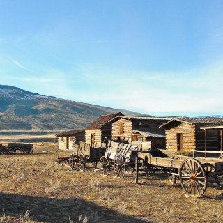 Old Trail Town. Old Trail Town - Museum of the Old West. - Gebäude, Holzhaus, Holzhütte, Wild West, Old Trail Town, Museum of the Old West, Wilder Westen, Holzwagen, Pferdekarre, Leiterwagen - (Cody, Wyoming, Vereinigte Staaten)