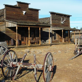 Old Trail Town. Old Trail Town - Museum of the Old West. - Gebäude, Holzhaus, Holzhütte, Wild West, Old Trail Town, Museum of the Old West, Wilder Westen, Geweih, Holzwagen, Pferdekarre, Leiterwagen - (Cody, Wyoming, Vereinigte Staaten)