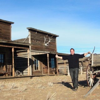 Old Trail Town. Old Trail Town - Museum of the Old West. - Gebäude, Holzhaus, Holzhütte, Wild West, Old Trail Town, Museum of the Old West, Wilder Westen, Geweih, Holzwagen, Pferdekarre, Leiterwagen - WEISSINGER Andreas - (Cody, Wyoming, Vereinigte Staaten)