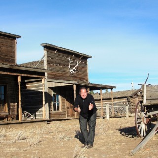 Old Trail Town. Old Trail Town - Museum of the Old West. - Gebäude, Holzhaus, Holzhütte, Wild West, Old Trail Town, Museum of the Old West, Wilder Westen, Geweih, Holzwagen, Pferdekarre, Leiterwagen - WEISSINGER Andreas - (Cody, Wyoming, Vereinigte Staaten)