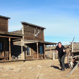 Old Trail Town. Old Trail Town - Museum of the Old West. - Gebäude, Holzhaus, Holzhütte, Wild West, Old Trail Town, Museum of the Old West, Wilder Westen, Geweih, Holzwagen, Pferdekarre, Leiterwagen - WEISSINGER Andreas - (Cody, Wyoming, Vereinigte Staaten)