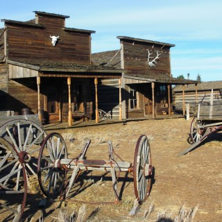 Old Trail Town. Old Trail Town - Museum of the Old West. - Gebäude, Holzhaus, Holzhütte, Wild West, Old Trail Town, Museum of the Old West, Wilder Westen, Geweih, Holzwagen, Pferdekarre, Leiterwagen - (Cody, Wyoming, Vereinigte Staaten)