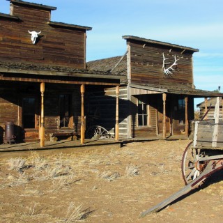 Old Trail Town. Old Trail Town - Museum of the Old West. - Gebäude, Holzhaus, Holzhütte, Wild West, Old Trail Town, Museum of the Old West, Wilder Westen, Geweih, Holzwagen, Pferdekarre, Leiterwagen - (Cody, Wyoming, Vereinigte Staaten)