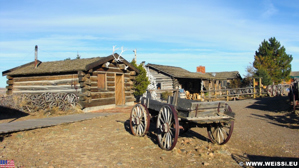 Old Trail Town. Old Trail Town - Museum of the Old West. - Gebäude, Holzhaus, Holzhütte, Wild West, Old Trail Town, Museum of the Old West, Wilder Westen, Holzwagen, Pferdekarre, Leiterwagen - (Cody, Wyoming, Vereinigte Staaten)