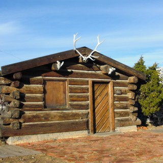 Old Trail Town. Old Trail Town - Museum of the Old West. - Gebäude, Holzhaus, Holzhütte, Wild West, Old Trail Town, Museum of the Old West, Wilder Westen, Geweih - (Cody, Wyoming, Vereinigte Staaten)