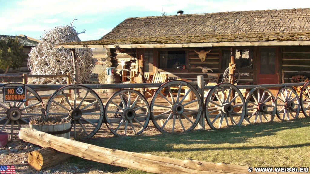 Old Trail Town. Old Trail Town - Museum of the Old West. - Gebäude, Holzhaus, Holzhütte, Wild West, Old Trail Town, Museum of the Old West, Wilder Westen, Elchgeweih, Geweih - (Cody, Wyoming, Vereinigte Staaten)