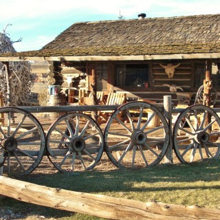 Old Trail Town. Old Trail Town - Museum of the Old West. - Gebäude, Holzhaus, Holzhütte, Wild West, Old Trail Town, Museum of the Old West, Wilder Westen, Elchgeweih, Geweih - (Cody, Wyoming, Vereinigte Staaten)