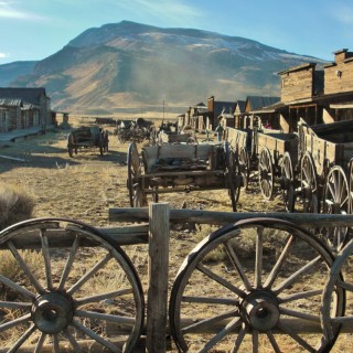 Old Trail Town. Old Trail Town - Museum of the Old West. - Gebäude, Holzhaus, Holzhütte, Wild West, Old Trail Town, Museum of the Old West, Wilder Westen, Holzwagen, Pferdekarre, Leiterwagen - (Cody, Wyoming, Vereinigte Staaten)