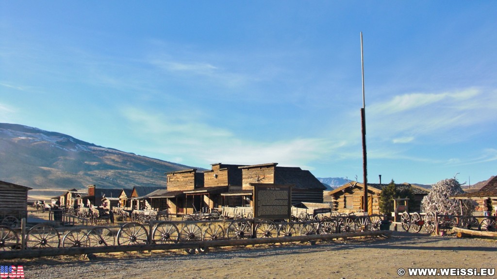 Old Trail Town. Old Trail Town - Museum of the Old West. - Gebäude, Holzhaus, Holzhütte, Wild West, Old Trail Town, Museum of the Old West, Wilder Westen, Holzwagen, Pferdekarre, Leiterwagen - (Cody, Wyoming, Vereinigte Staaten)