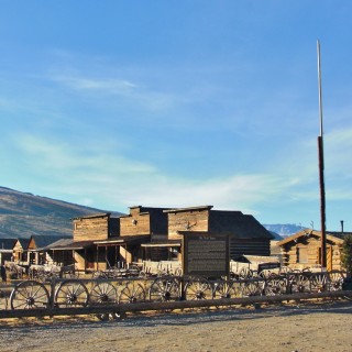 Old Trail Town. Old Trail Town - Museum of the Old West. - Gebäude, Holzhaus, Holzhütte, Wild West, Old Trail Town, Museum of the Old West, Wilder Westen, Holzwagen, Pferdekarre, Leiterwagen - (Cody, Wyoming, Vereinigte Staaten)