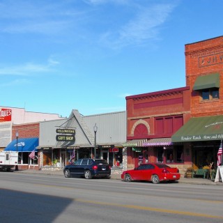 Main Street Cody. Main Street - Cody. - Gebäude, Häuser, Haus, Sheridan Ave, Main Street, Peter's Cafe & Bakery, Herself Boutique, Proud Cut Saloon, All That Glitters, Open Range Images, Fine Art Photography Gallery - (Cody, Wyoming, Vereinigte Staaten)
