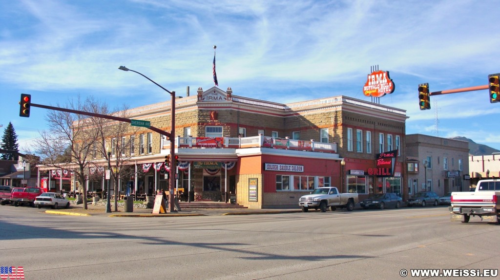 Irma Hotel. auf der Main Street in Cody. - Gebäude, Häuser, Hotel, Haus, Buffalo Bill, Sheridan Ave, Main Street, Irma Hotel, William Frederick Cody - (Cody, Wyoming, Vereinigte Staaten)