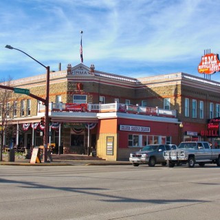 Irma Hotel. auf der Main Street in Cody. - Gebäude, Häuser, Hotel, Haus, Buffalo Bill, Sheridan Ave, Main Street, Irma Hotel, William Frederick Cody - (Cody, Wyoming, Vereinigte Staaten)