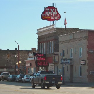 Irma Hotel. auf der Main Street in Cody. - Gebäude, Häuser, Hotel, Haus, Buffalo Bill, Sheridan Ave, Main Street, Irma Hotel, William Frederick Cody - (Cody, Wyoming, Vereinigte Staaten)
