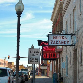 Irma Hotel. auf der Main Street in Cody. - Gebäude, Häuser, Hotel, Haus, Buffalo Bill, Sheridan Ave, Main Street, Irma Hotel, William Frederick Cody - (Cody, Wyoming, Vereinigte Staaten)