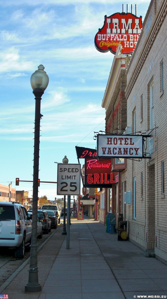 Irma Hotel. auf der Main Street in Cody. - Gebäude, Häuser, Hotel, Haus, Buffalo Bill, Sheridan Ave, Main Street, Irma Hotel, William Frederick Cody - (Cody, Wyoming, Vereinigte Staaten)