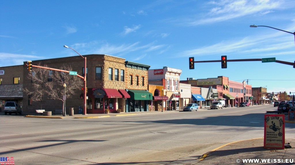 Main Street Cody. - Gebäude, Häuser, Haus, Sheridan Ave, Main Street, Peter's Cafe & Bakery, Herself Boutique, Proud Cut Saloon, All That Glitters, Open Range Images, Fine Art Photography Gallery - (Cody, Wyoming, Vereinigte Staaten)