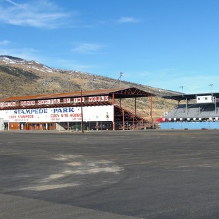 Cody Nite Rodeo. Cody - Rodeo Capital of the World. - Gebäude, Cody Nite Rodeo, Stadion, Arena, Tribüne - (Cody, Wyoming, Vereinigte Staaten)