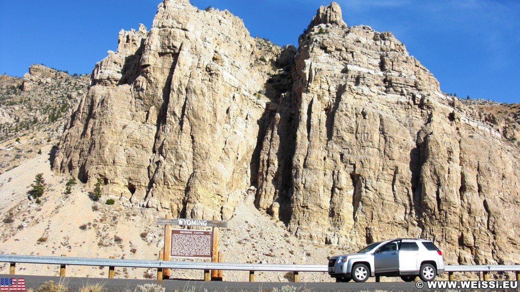 Shoshone Canyon. - Schild, Tafel, Ankünder, Felsformation, Felswand, GMC, GMC Terrain, Leitschiene, Beschilderung, Shoshone Canyon, Rattlesnake Mountain - (Cody, Wyoming, Vereinigte Staaten)