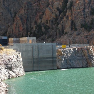Buffalo Bill Dam. - Felsformation, Felswand, Dam, Staumauer, Stausee, Buffalo Bill State Park, Buffalo Bill Dam, Buffalo Bill Reservoir - (Cody, Wyoming, Vereinigte Staaten)