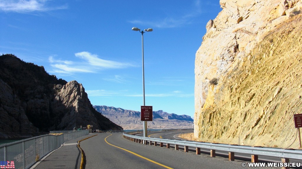 Buffalo Bill Reservoir. - Felsformation, Felswand, Dam, Stausee, Buffalo Bill State Park, Buffalo Bill Reservoir - (Cody, Wyoming, Vereinigte Staaten)