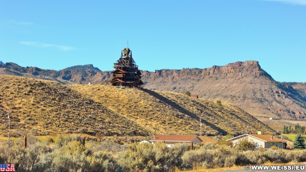 Crazy House. The Smith Mansion - Buffalo Bill Cody Scenic Byway. - Gebäude, Haus, Holzhaus, The Smith Mansion, Wapiti Valley, Buffalo Bill Cody Scenic Byway, Crazy House - (Wapiti, Cody, Wyoming, Vereinigte Staaten)