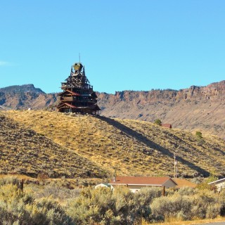 Crazy House. The Smith Mansion - Buffalo Bill Cody Scenic Byway. - Gebäude, Haus, Holzhaus, The Smith Mansion, Wapiti Valley, Buffalo Bill Cody Scenic Byway, Crazy House - (Wapiti, Cody, Wyoming, Vereinigte Staaten)