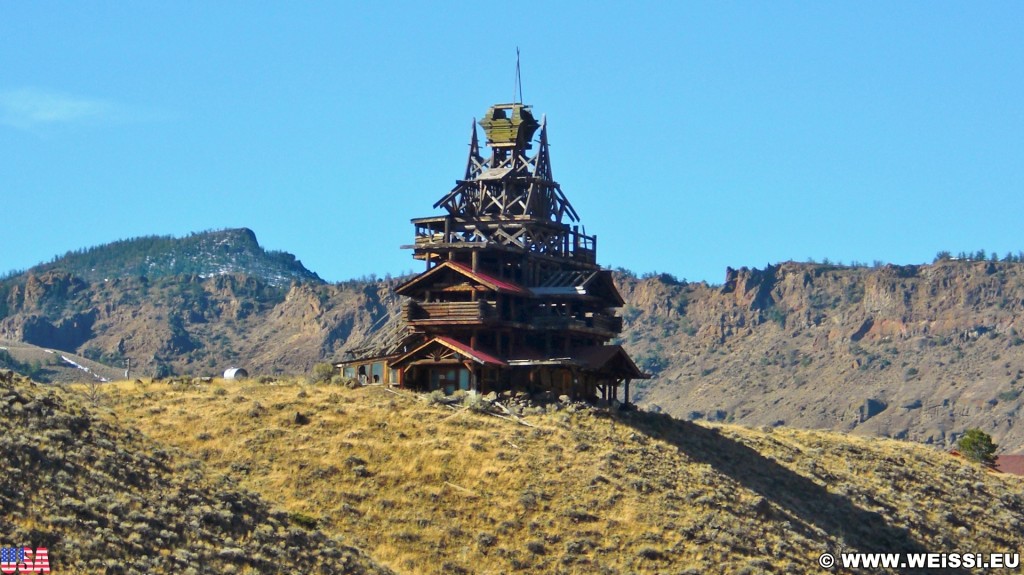 Crazy House. The Smith Mansion - Buffalo Bill Cody Scenic Byway. - Gebäude, Haus, Holzhaus, The Smith Mansion, Wapiti Valley, Buffalo Bill Cody Scenic Byway, Crazy House - (Wapiti, Cody, Wyoming, Vereinigte Staaten)