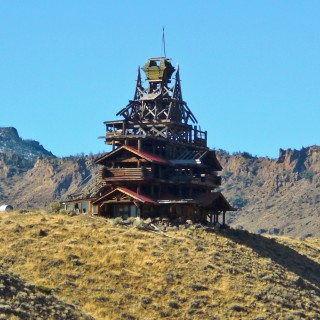 Crazy House. The Smith Mansion - Buffalo Bill Cody Scenic Byway. - Gebäude, Haus, Holzhaus, The Smith Mansion, Wapiti Valley, Buffalo Bill Cody Scenic Byway, Crazy House - (Wapiti, Cody, Wyoming, Vereinigte Staaten)