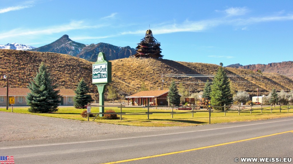 Crazy House. The Smith Mansion - Buffalo Bill Cody Scenic Byway. - Gebäude, Werbeschild, Schild, Haus, Tafel, Holzhaus, The Smith Mansion, Wapiti Valley, Buffalo Bill Cody Scenic Byway, Green Creek Inn & RV Park, Crazy House - (Wapiti, Cody, Wyoming, Vereinigte Staaten)