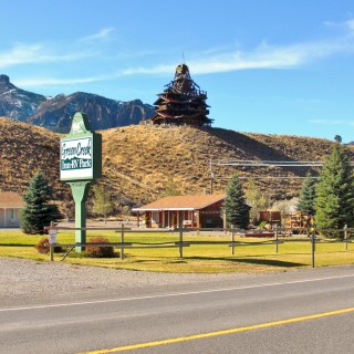 Crazy House. The Smith Mansion - Buffalo Bill Cody Scenic Byway. - Gebäude, Werbeschild, Schild, Haus, Tafel, Holzhaus, The Smith Mansion, Wapiti Valley, Buffalo Bill Cody Scenic Byway, Green Creek Inn & RV Park, Crazy House - (Wapiti, Cody, Wyoming, Vereinigte Staaten)