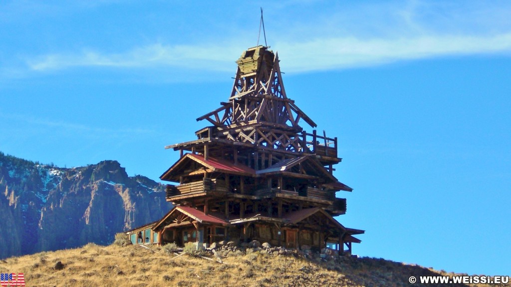 Crazy House. The Smith Mansion - Buffalo Bill Cody Scenic Byway. - Gebäude, Haus, Holzhaus, The Smith Mansion, Wapiti Valley, Buffalo Bill Cody Scenic Byway, Crazy House - (Wapiti, Cody, Wyoming, Vereinigte Staaten)