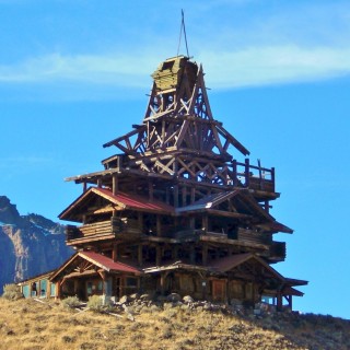 Crazy House. The Smith Mansion - Buffalo Bill Cody Scenic Byway. - Gebäude, Haus, Holzhaus, The Smith Mansion, Wapiti Valley, Buffalo Bill Cody Scenic Byway, Crazy House - (Wapiti, Cody, Wyoming, Vereinigte Staaten)