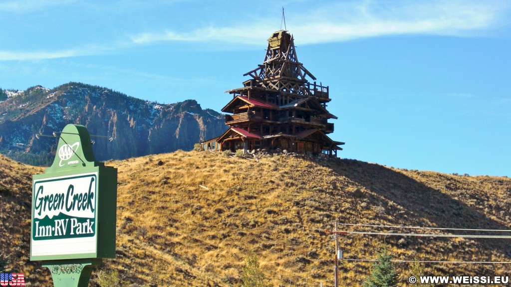 Crazy House. The Smith Mansion - Buffalo Bill Cody Scenic Byway. - Gebäude, Werbeschild, Schild, Haus, Tafel, Holzhaus, The Smith Mansion, Wapiti Valley, Buffalo Bill Cody Scenic Byway, Crazy House - (Wapiti, Cody, Wyoming, Vereinigte Staaten)