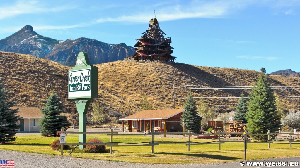 Crazy House. The Smith Mansion - Buffalo Bill Cody Scenic Byway. - Gebäude, Werbeschild, Schild, Haus, Tafel, Holzhaus, The Smith Mansion, Wapiti Valley, Buffalo Bill Cody Scenic Byway, Green Creek Inn & RV Park, Crazy House - (Wapiti, Cody, Wyoming, Vereinigte Staaten)