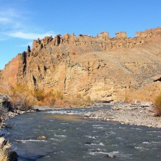 Holy City. Holy City - Buffalo Bill Cody Scenic Byway. - Felsen, Felsformation, Felswand, Fluss, Felsnadeln, Wasser, Shoshone River, Wapiti Valley, Buffalo Bill Cody Scenic Byway, Holy City, Monument Mountain - (Wapiti, Cody, Wyoming, Vereinigte Staaten)