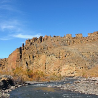 Holy City. Holy City - Buffalo Bill Cody Scenic Byway. - Felsen, Felsformation, Felswand, Fluss, Felsnadeln, Wasser, Shoshone River, Wapiti Valley, Buffalo Bill Cody Scenic Byway, Holy City, Monument Mountain - (Wapiti, Cody, Wyoming, Vereinigte Staaten)